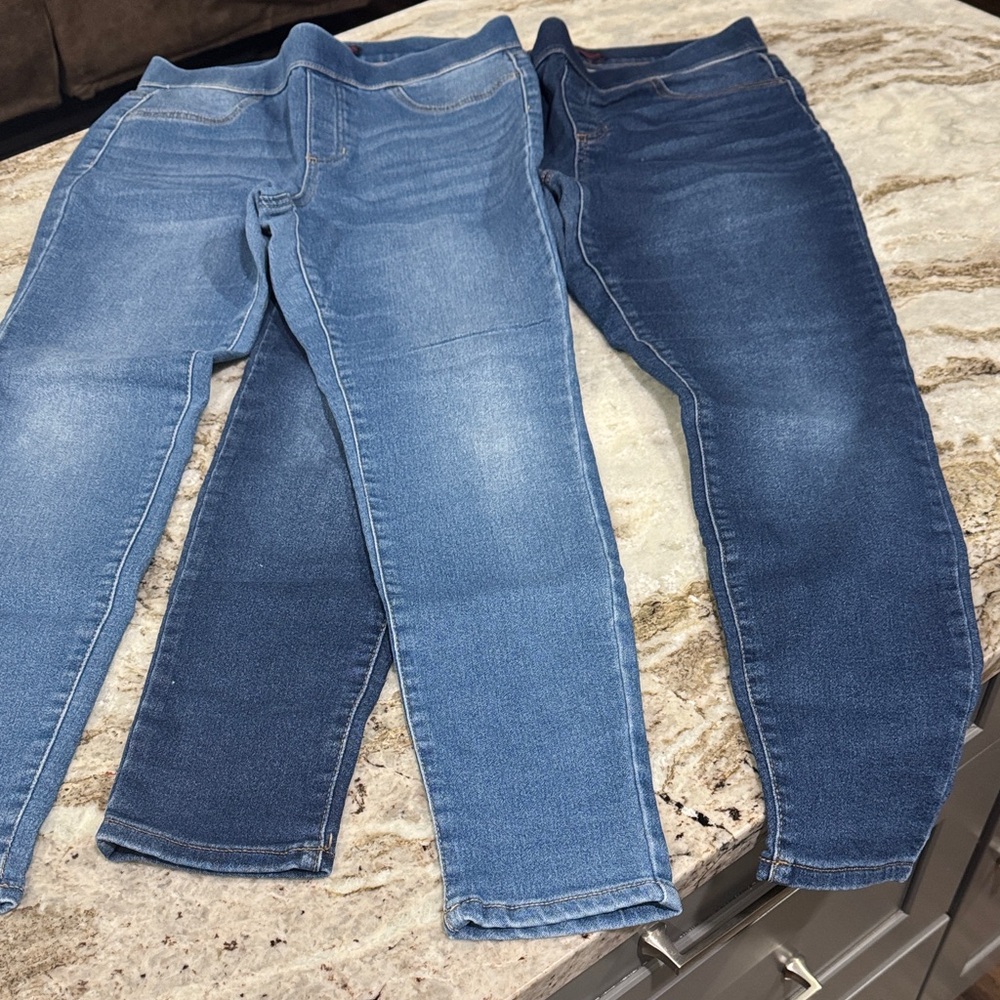 2 pair of women’s pool on jeans. Both size large.